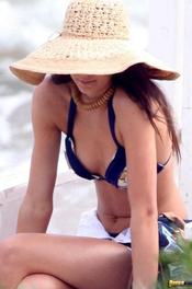 Sexy Celeb Kendall Jenner In Bikini 04