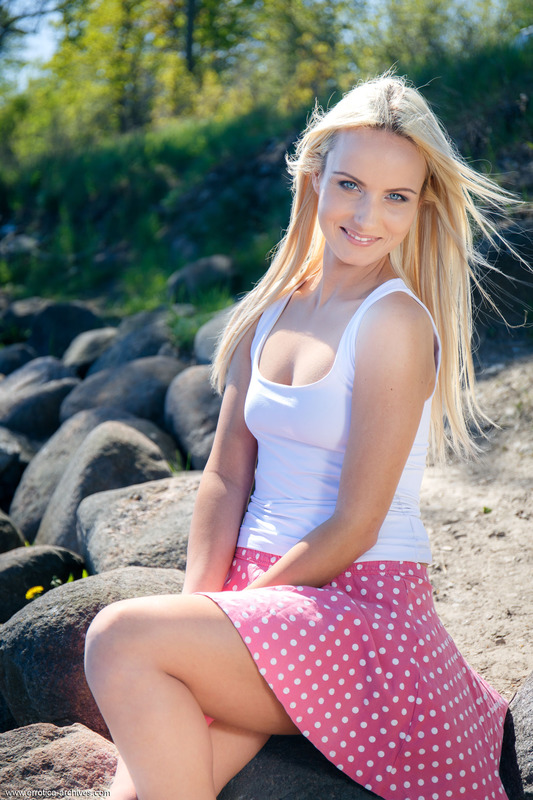 Hot Blonde Sophia Sonne 02