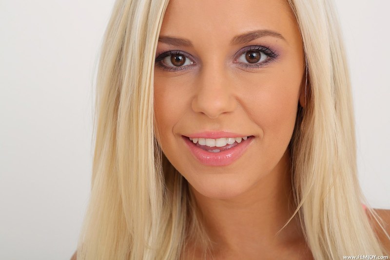 Lara - Pure Beauty 00