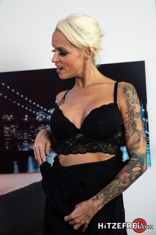 Hot Date with Horny MILF 11