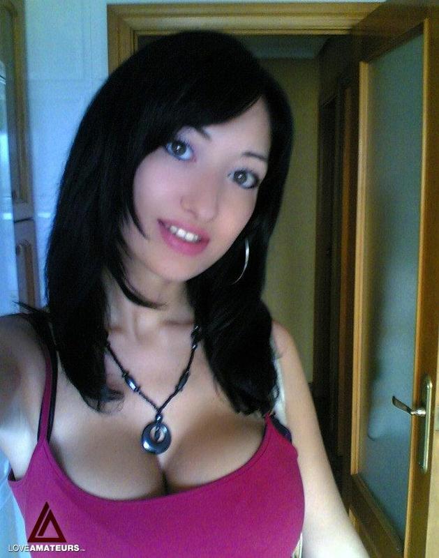 Smoking Hot Busty Amateur 03