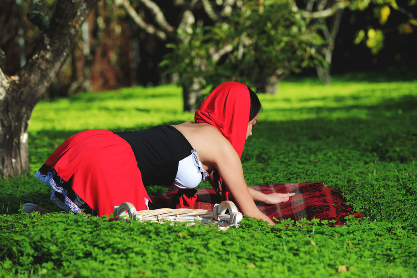 Little Red Riding Hood was never this sexy 02