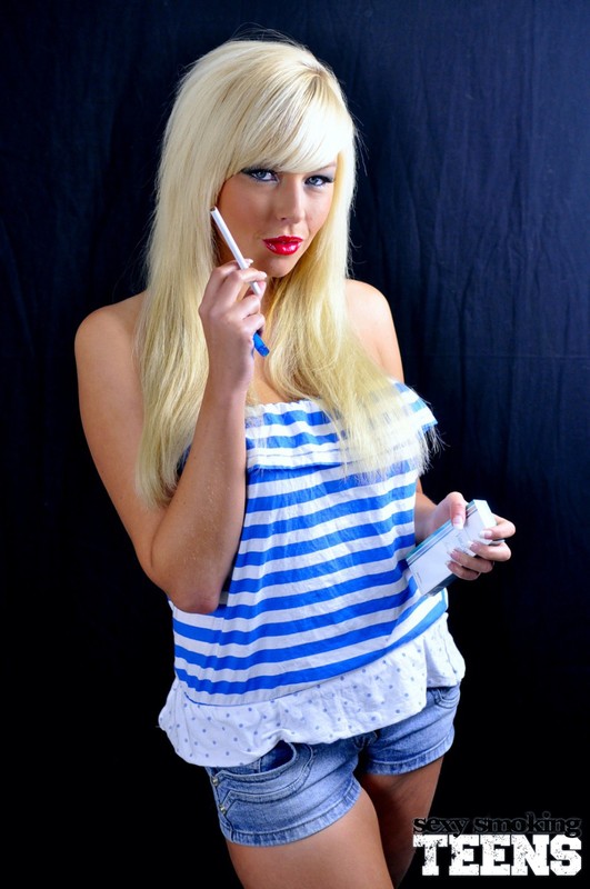 Blonde Cutie Smokes 00